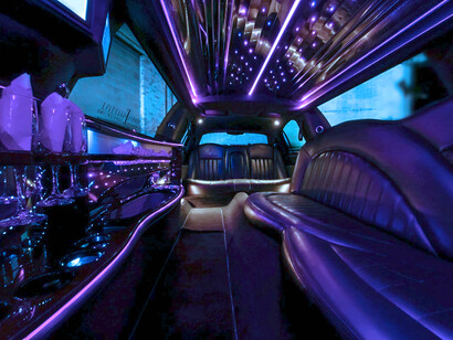 Nosotros, todos cincuentones, habíamos planeado celebrar su fiesta de cumpleaños dentro de una limousine mientras se desplazaba por las calles de Barcelona