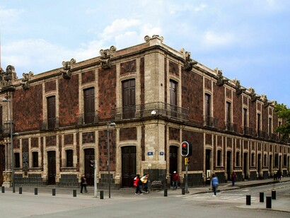 El actual Museo de la Ciudad de México ocupa un emblemático inmueble colonial ubicado en la esquina de las avenidas Pino Suárez y República de El Salvador