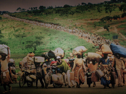 Questa è una fotografia dell'immagine reale scattata da Caterina Brescia. L'immagine reale è stata scattata da Martha Rial, che ha vinto il Premio Pulitzer nel 1998. È l'immagine dei rifugiati hutu e tutsi (tribù africane), costretti a tornare in Ruanda. L'immagine può essere trovata al Newseum di Washington, DC