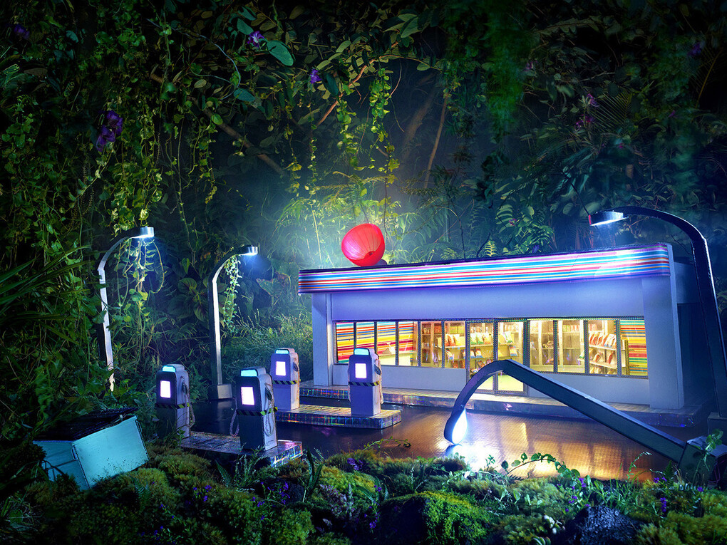 David LaChapelle, Gas AMPM, 2013, Chromogenic print, 127 x 183 cm/ 50 x 72 in/ Edition de 3 + 2 AP, © David LaChapelle, Courtesy Galerie Daniel Templon, Paris & Brussels