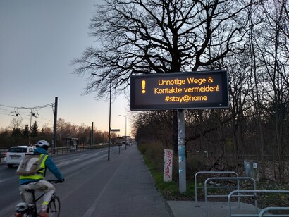 ¡Evita caminos y contactos innecesarios! #NosotrosQuedamosEnCasa#, Cartel en las calles de Berlin, Alemania