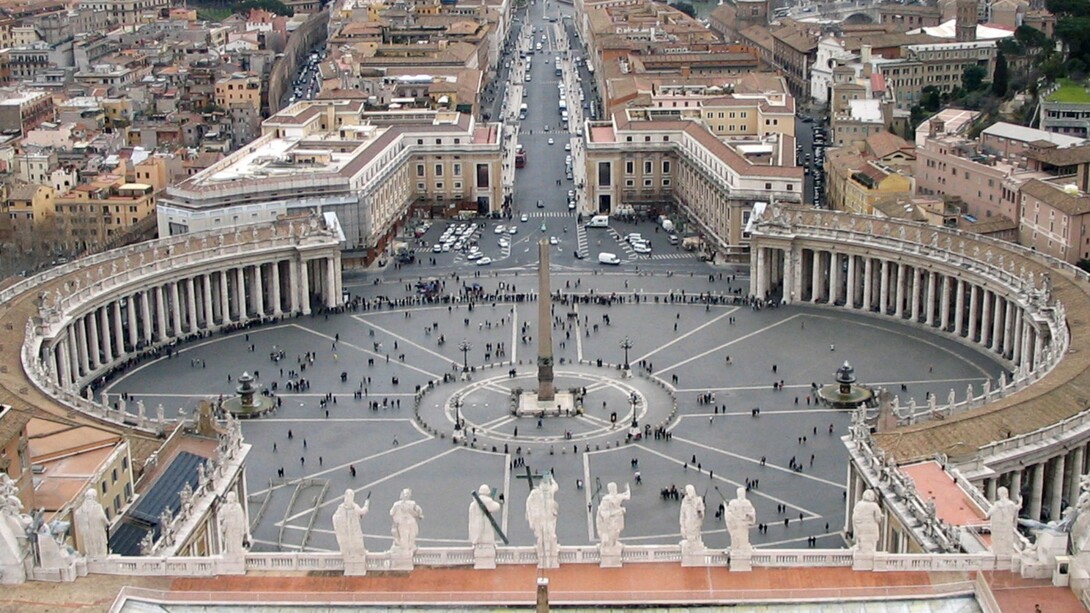 Piazza San Pietro con il suo colonnato ellittico abbraccia l'intera Chiesa cattolica. Città del Vaticano