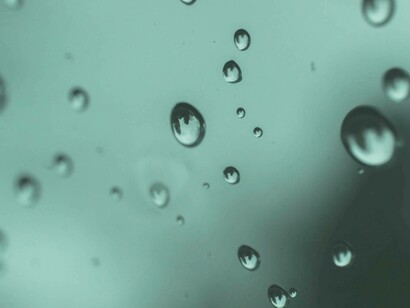 Goccia su vetro bagnato dalla pioggia
