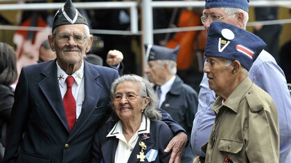 Excombatientes celebrando el acto del 1 de diciembre en 2011