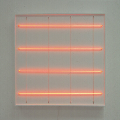 François Morellet, 4 néons 0° - 4 néons 90° avec 2 rythmes interférents, 1972 Acrilico su legno e neon rosso, 80x80 cm Courtesy A arte Invernizzi, Milano