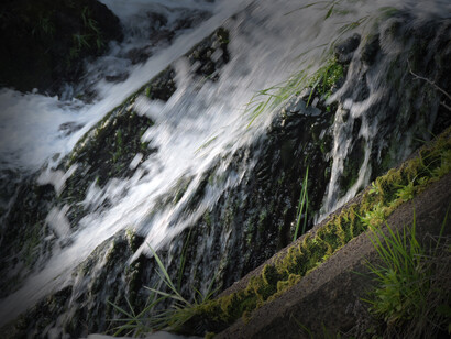 El sonido de una cascada cercana y la sombra del monte nativo acompañan las caminatas como una música constante y serena. Villa Serrana, Lavalleja, Uruguay
