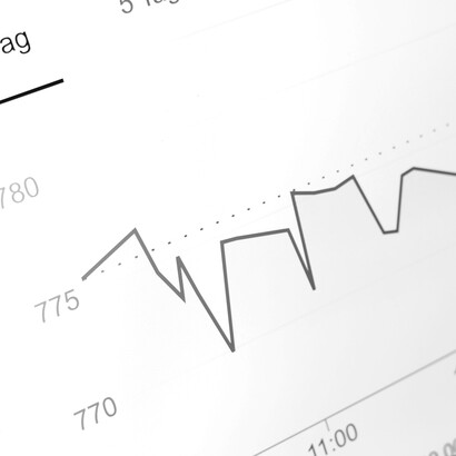 Le decisioni relative all'emissione della moneta e al finanziamento della spesa pubblica producono effetti diretti sul livello dell'occupazione, degli investimenti e del potere d'acquisto dei cittadini