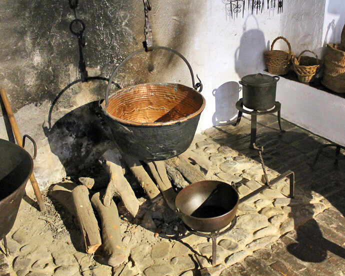 Cocina popular, Exhibition view. Courtesy of Museo Unicaja de Artes y Costumbres Populares
