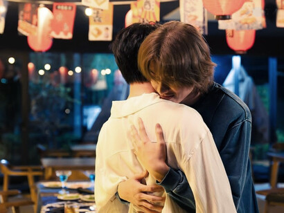 A través de sus personajes, la serie muestra cómo la fama exige sacrificios personales y una imagen pública muchas veces ajena a la verdad