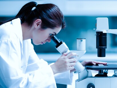 Una mujer en un laboratorio