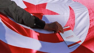 Le drapeau est la nouvelle Constitution tunisienne
