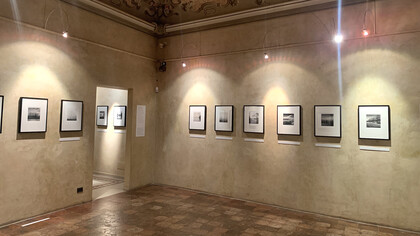 Michael Kenna, Il fiume Po, vista dell’esposizione. Cortesia di Palazzo Pigorini. Foto di Claudia Zanfi