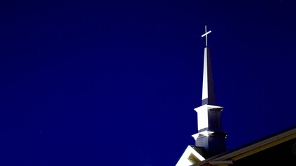 Cruz no topo de uma igreja