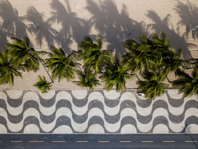 Anitta celebra a diversidade cultural do Rio de Janeiro em Girl From Rio, mesclando crítica e homenagem. Foto de Donatas Dabravolskas