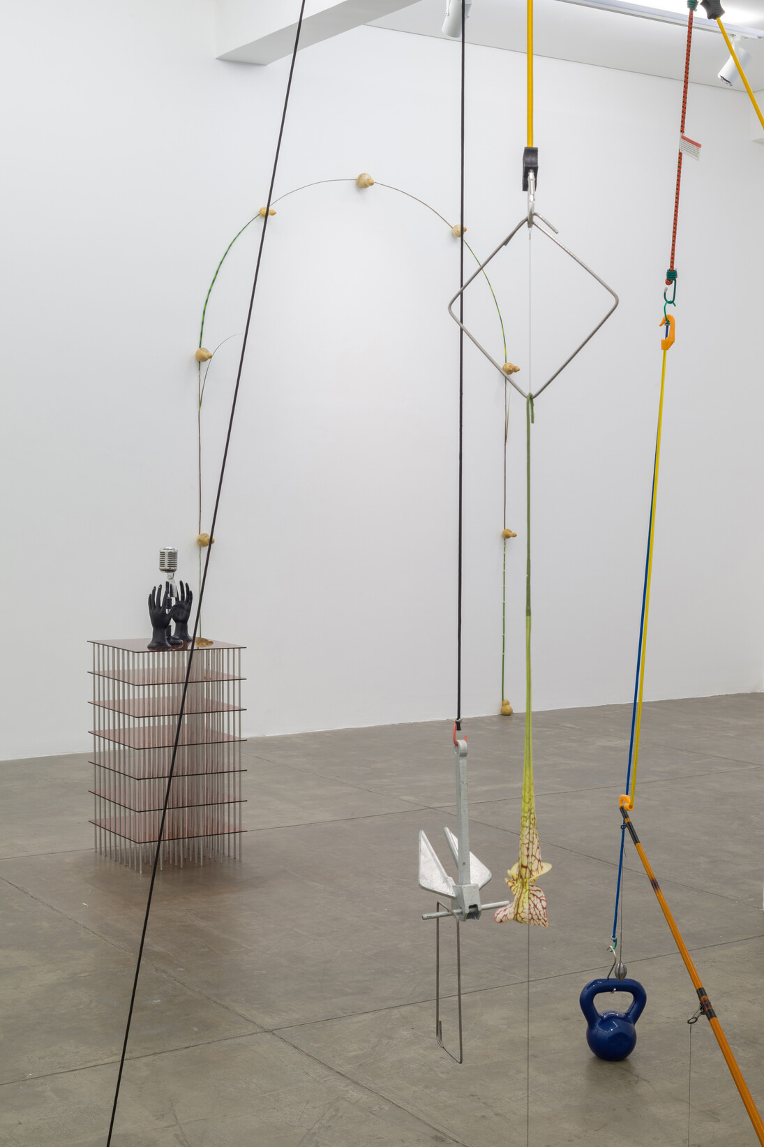 Vista da exposição no Galeria Fortes Vilaça, 2015. Rodrigo Matheus, Atração. Photo: Eduardo Ortega. Cortesia Galeria Fortes Vilaça