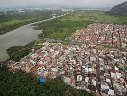 Crescimento desordenado nas margens do sistema lagunar