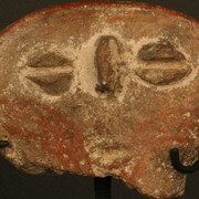 Cabeza antropomorfa

Materiales: Cerámica

Formativo Medio 2000- 1000 d.C.

Medidas: 62mmd e alto x 79mm de ancho