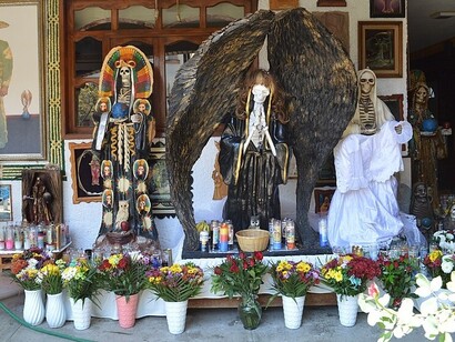 La devozione alla Santa Muerte offre ai suoi fedeli un senso di protezione e giustizia rapida, elementi che spesso mancano nelle offerte religiose tradizionali