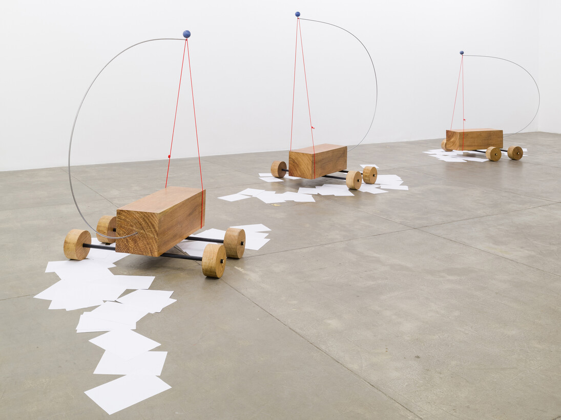 Carlos Bevilacqua, O Inexorável Caminho do Saber, 2015, Madeira, aço carbono, cabo náutico, pedra e folhas de papel, 3 partes, 164 x 115 x 162 cm; 198 x 115 x 209 cm; 165 x 115 x 164 cm. Photo: Eduardo Ortega | Cortesia Galeria Fortes Vilaça