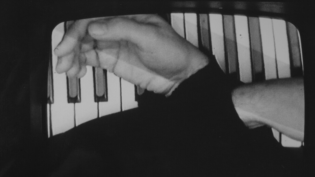 Gesti sul Piano, 1975, fotografia in bianco e nero, 12x17,4 cm. 