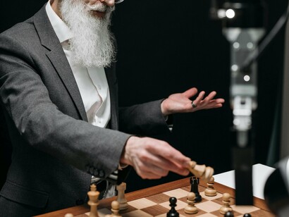 Homem joga xadrez com um robô. O entrave da limitação da inteligência artificial em atribuir significado emocional ou de experimentação e replicar os sentidos humanos tem sido massivamente discutida em artigos que investigam como se deriva o processamento das informações nas redes neurais artificiais