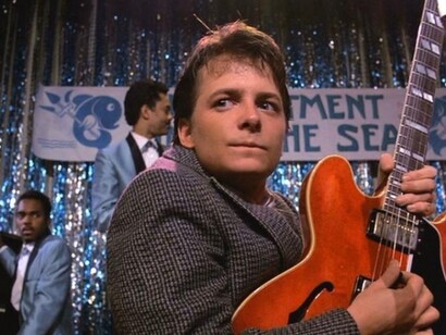 No baile Encantamento no fundo-do-mar do filme "Volta para o Futuro", Marty McFly (Michael  J. Fox) demonstra suas habilidades com a guitarra