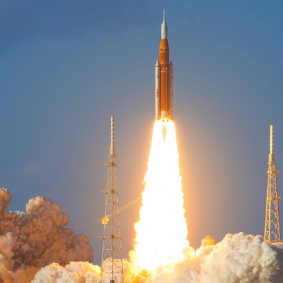 Il razzo Space Launch System (SLS) della NASA e la navicella spaziale Orion decolleranno per il volo di prova Artemis II mercoledì 1 aprile 2026 dal Complesso di lancio 39B del Kennedy Space Center della NASA in Florida. Il decollo dal Complesso di lancio 39B è avvenuto alle 18:35 EDT. Crediti fotografici: NASA/John Kraus