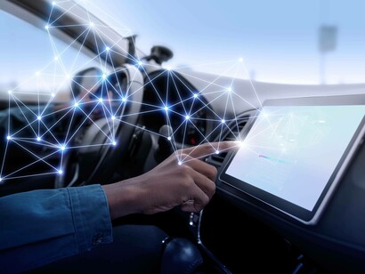 Interno di auto automatizzato: "Si tratta di tecnologie usate per automatizzare dei processi decisionali, trasformando - attraverso degli algoritmi predittivi - i dati che ricevono in entrata in dati in uscita"