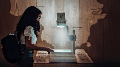 Affordances são as possibilidades de ação que objetos e ambientes oferecem aos indivíduos. Na educação, esse conceito é essencial para entender como tecnologias e recursos digitais podem transformar o ensino e a aprendizagem, possibilitando interações mais dinâmicas e personalizadas