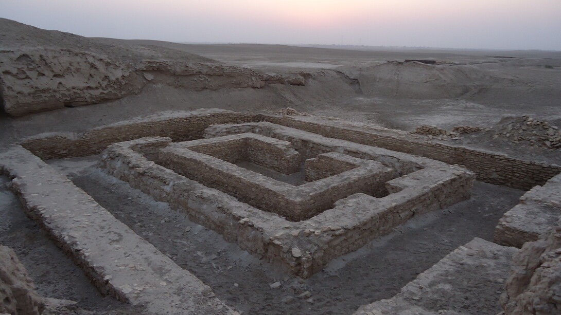 Primero: la ciudad de Uruk —hoy conocida como Warka— tiene una larga historia. De acuerdo con los arqueólogos, Uruk fue la primera ciudad de la historia de la humanidad, fundada en el año 4000 a. C., Mesopotamia. Segundo: también es Uruk, cuna de la escritura, alrededor del año 3200 a. C. Al crear el primer sistema de escritura, los habitantes de Uruk revolucionaron la capacidad de la humanidad para intercambiar información, Irak