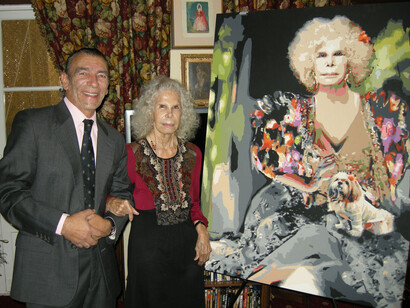 Presentando el retrato del artista Alex Cano