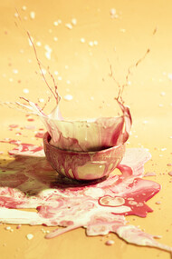 O Spill Art, que pode ser traduzido como "arte do derramamento", tem como base a experimentação com fluidos, permitindo que manchas e borrões guiem a criação artística. Essa técnica surgiu no contexto das vanguardas abstratas, inspirada em parte pelo expressionismo abstrato, movimento que teve figuras icônicas como Jackson Pollock, famoso por suas pinturas de gotejamento (drip painting)