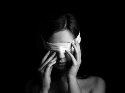 Mujer con los ojos vendados