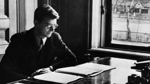 A Sétima Sinfonia de Chostakovitch, executada em 1942 sob a batuta de Toscanini, tornou-se um símbolo de resistência cultural contra o nazismo, mostrando como a música também é uma arma poderosa em tempos de guerra