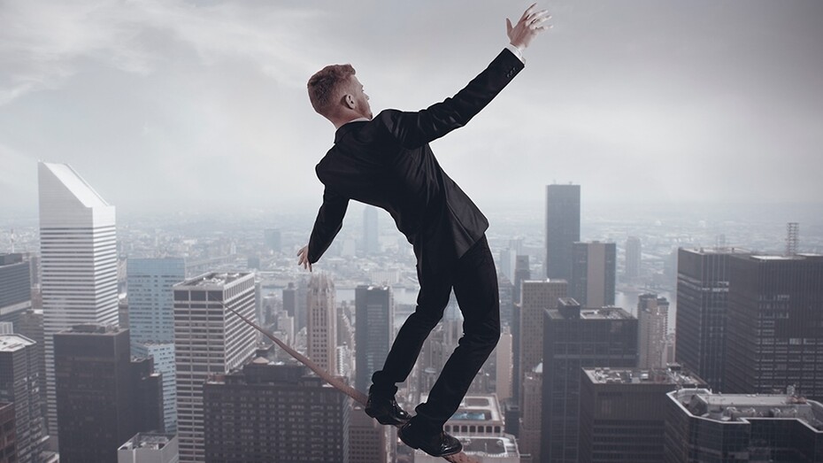 Un joven andando por la cuerda floja