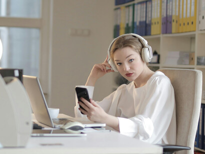 Saiba como os algoritmos de serviços de streaming moldam suas experiências de entretenimento e como eles decidem o que você assiste