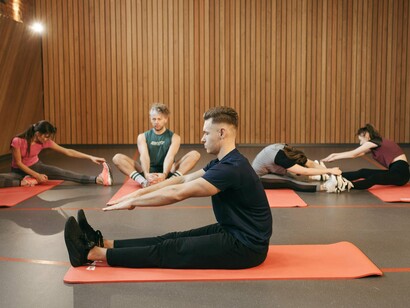 Aula de yoga. Para alguns, pode ser a prática regular de exercícios físicos, que libera endorfinas e reduz o estresse. Para outros, meditação e técnicas de mindfulness podem ajudar a acalmar a mente. Ter *hobbies* fora da escola, que tragam alegria e satisfação, também é essencial