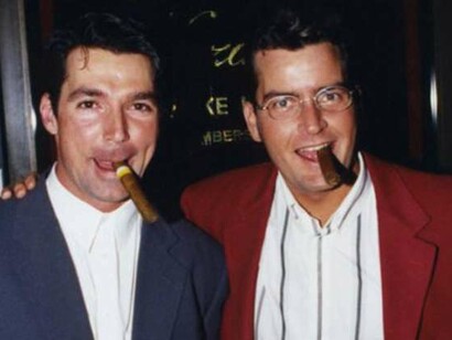 Charlie Sheen, junto a su compañero de rodaje