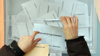 Depositando una papeleta en las urnas españolas