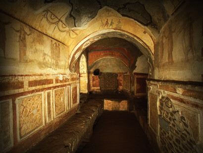 Entrada a una cripta (Roma, Italia)