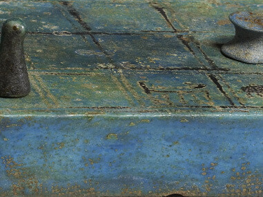 El senet se transformó en una simulación del viaje del alma por el inframundo para alcanzar la inmortalidad. Tirar palos, al igual que los dados, determinaba los movimientos del jugador, 1307—1070 a.C., Nuevo reino de Egipto, Walters Art Museum, Baltimore, EE.UU.