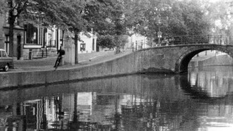 Fotograma de la performance «Fall 2» (Ámsterdam) de Bas Jan Ader, 1970