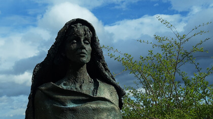 Sculture de Hildegard von Bingen réalisée par le sculpteur Karlheinz Oswald, Eibingen, Allemagne, 24 mars 2024. Photo par Gerda Arendt