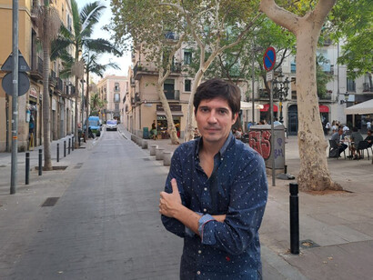 Paco Cerdà retratado en el barrio de Sants, Barcelona, España. Foto: Joan Simó