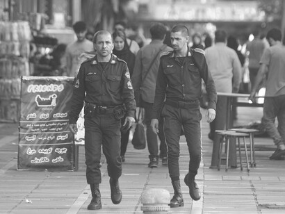 Policías de la Patrulla de orientación vigilan que se cumpla el código de vestimenta en Irán
