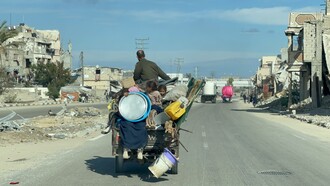 Padre y sus hijos son desplazados de Gaza, 25 de enero de 2025. La vigencia de la democracia requiere no solo instituciones fuertes, sino también un compromiso genuino con los valores humanistas que la sustentan