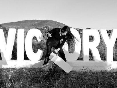 Loredana Longo, Victory, 2017 cemento bianco, 400x120 cm Collezione privata, Pantelleria, photo: Hoffman