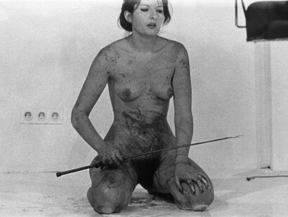 Marina Abramović Lips of Thomas 1975/2017,
oggetti della performance: croce di ghiaccio, bottiglia di vino, bicchiere di vino, frusta, miele, cucchiaio d’argento, lamette da rasoio, tavolo di legno, sedia di legno, tovaglia bianca, stufa elettrica di metallo
sospesa. Bastone di legno e scarponi da trekking (da The Lovers, 1988). New York, Abramović LLC. Courtesy of Marina Abramović Archives, MAC/2017/028Marina Abramović by SIAE 2018