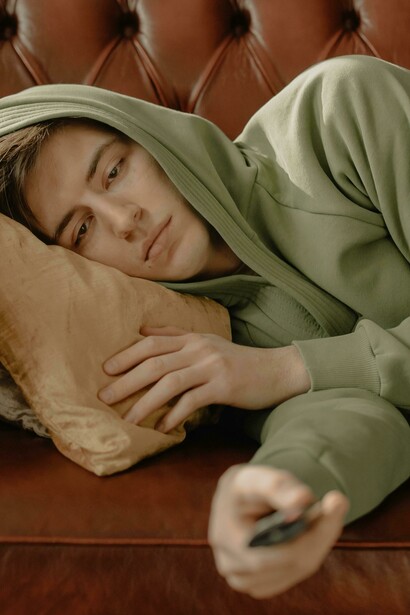 Muitas pessoas têm dificuldade com práticas como a meditação, e isso é compreensível. Não estamos acostumados a parar. No início, pode parecer desconfortável, improdutivo ou até inútil. Mas toda prática começa assim. Com pouca habilidade, com impaciência, com dúvida. Ainda assim, é nesse início imperfeito que algo começa a se reorganizar. Não se trata de fazer bem, mas de sustentar o processo. De permitir que exista um espaço, ainda que pequeno, de contato consigo mesmo




