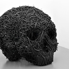 Paolo Grassino, Ciò che resta, 2013, tubo corrugato in forassite e ferro, 200 x 220 x 195 cm